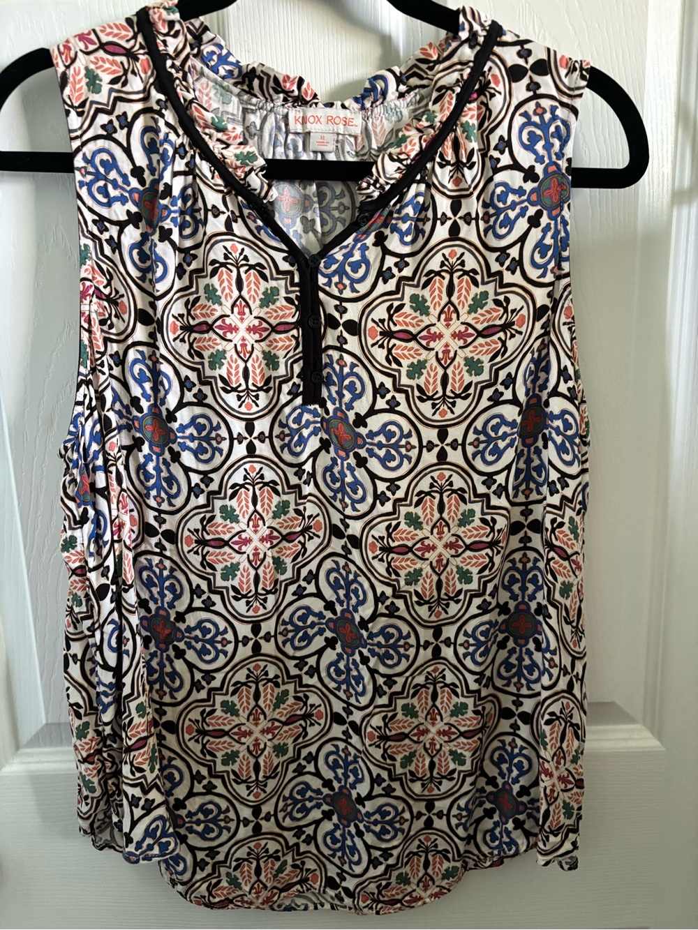 😍KNOX ROSE Sleeveless Printed V-Neck Women’s Top in Cream and Blue Size XL